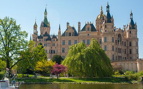 Stadtfuehrung Keller-Kuppel Schweriner-Schloss-Burgsee-mit-Booten c maxpress content 1