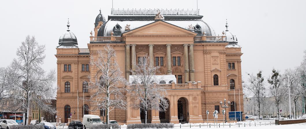 Das Bürgertestzentrum am Mecklenburgischen Staatstheater ist ab 11. Dezember 2021 für den Publikumsverkehr von Montag bis Samstag jeweils von 15.00 bis 20.00 Uhr geöffnet.