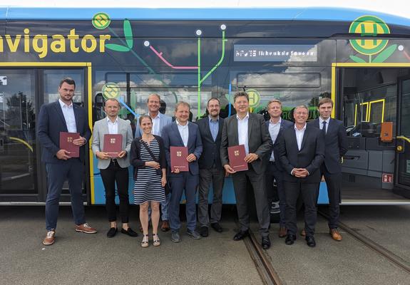 Wirtschafts- und Verkehrsminister Reinhard Meyer hat mit Dr. Rico Badenschier und den Landräten der Landkreise Nordwestmecklenburg und LUP, Tino Schomann und Stefan Sternberg, die Kooperationsvereinbarung zum Verkehrsverbund Westmecklenburg unterzeichnet