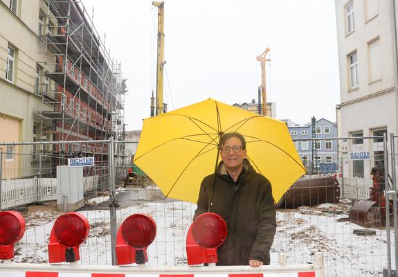 Seit gut einem halben Jahr wird in der Wallstraße gebaut. Die marode Brücke über die Bahngleise muss abgerissen und neu gebaut werden.