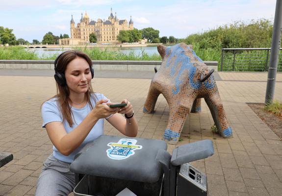 Das Handy zücken, den QR-Code-Scanner aktivieren, Aufkleber anvisieren und schon ist ein Hörstück zu einer Schweriner Sehenswürdigkeit parat. So funktioniert CITYTOGO.Schwerin für alle, die in der Stadt unterwegs sind.