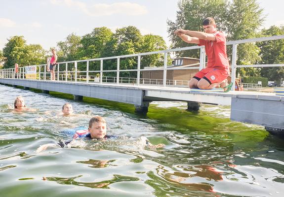 Mit den Temperaturen steigt auch die Badelust. Gerade in Schwerin, wo die vielen Seen an heißen Tagen locken, erfrischen sich Groß und Klein gerne im kühlen Nass.