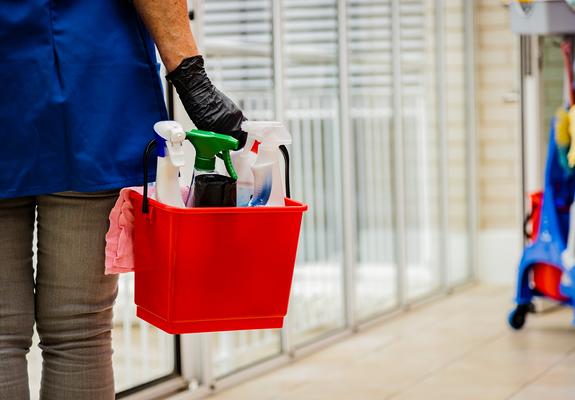 Reinigungskräfte kümmern sich darum, dass Schulen, Büros und Arztpraxen sauber sind und leisten damit einen unverzichtbaren Job, Foto: IG Bau/Tobias Seifert