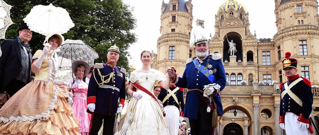 Beim historischen Schlossfest übernimmt Großherzog Friedrich Franz II. einen Tag lang seine frühere Residenz