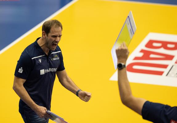 Nach sechs Jahren als Chef-Bundestrainer der deutschen Volleyball-Nationalmannschaft der Frauen verlässt Felix Koslowski den DVV zum Jahresende. Das „Nein“ zum Verband ist gleichzeitig ein „Ja“ zum SSC Palmberg Schwerin.