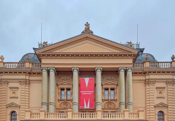 Gute Nachrichten aus dem Mecklenburgischen Staatstheater: Ab 22. Februar wird der Spielbetrieb in Schwerin wieder aufgenommen. Auf die erste Premiere darf sich das Publikum am 4. März mit dem Ballett „Through my Eyes“ freuen.