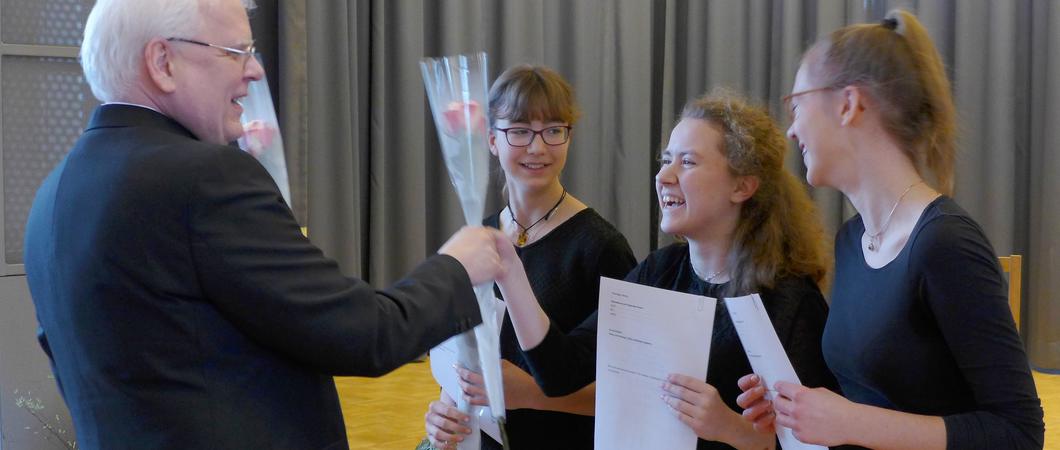 v.l.n.r. Ausschussvorsitzender Volker Ahmels übergibt die Urkunden an Paula Harders (Violoncello), Annika Koll (Klavier) und Emilia Wünsch (Querflöte)  beim Abschlusskonzert des  Regionalwettbewerbs 2019