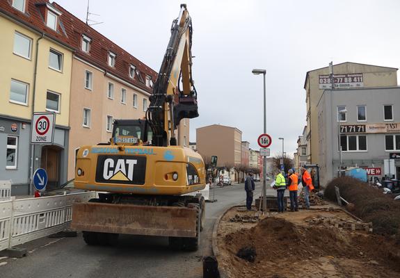 Im Juli dieses Jahres sollen die Bauarbeiten für den geplanten Ersatzneubau der Brücke Wallstraße über die Anlagen der Deutschen Bahn beginnen. Dafür ist eine Vollsperrung der Wallstraße zwischen der Fritz-Reuter-Straße und der Eisenbahnstraße/Reiferbahn