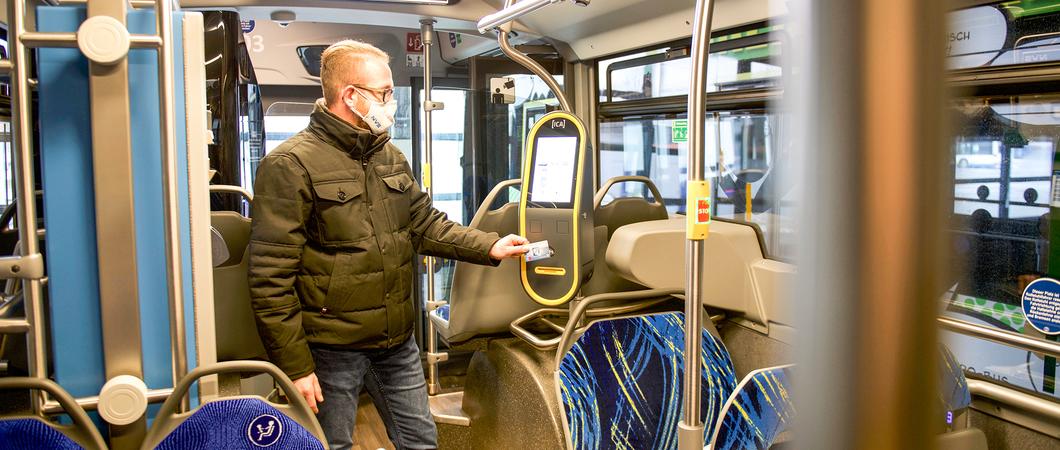 Dirk Iosub demonstriert den Vorgang des bargeldlosen Bezahlens im E-Bus des Schweriner Nahverkehrs