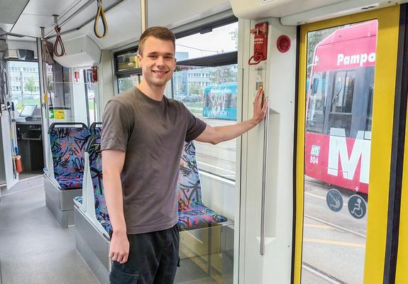 Was, wenn Fahrgäste in dringenden Fällen die Hilfe des Straßenbahnfahrers benötigen, aber keinen direkten Kontakt aufnehmen können? Für diese Szenarien ist der Nahverkehr bestens gerüstet – eine Gegensprechanlage befindet sich in allen Straßenbahnen