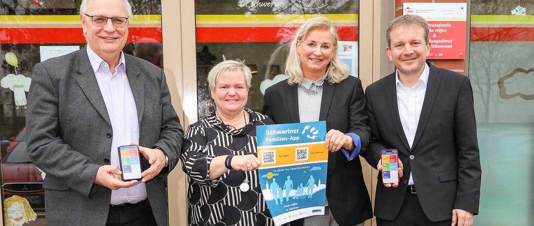 Großer Bahnhof im Café Fun in der Kieler Straße 31a. Gemeinsam mit Schwerins Oberbürgermeister Rico Badenschier und AWO-Chef Axel Mielke präsentierten Schwerins Netzwerkkoordinatorin Jacqueline Danschke und Cornelia Hartwig von der AWO-Fachanlaufstelle