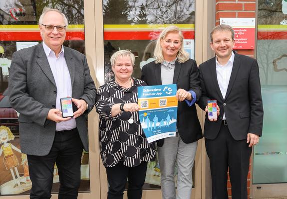 Großer Bahnhof im Café Fun in der Kieler Straße 31a. Gemeinsam mit Schwerins Oberbürgermeister Rico Badenschier und AWO-Chef Axel Mielke präsentierten Schwerins Netzwerkkoordinatorin Jacqueline Danschke und Cornelia Hartwig von der AWO-Fachanlaufstelle