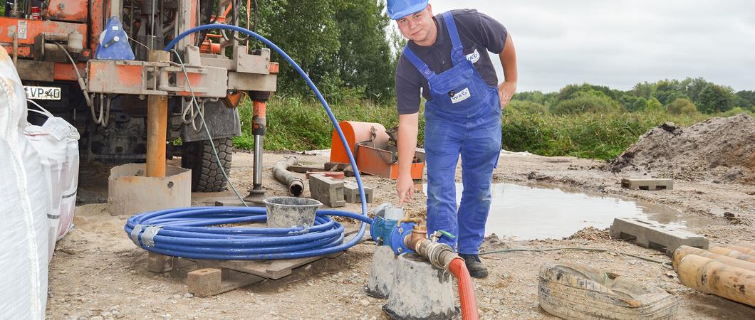 Das Wasserwerk Mühlenscharrn ist seit 1999 in Betrieb. Am Neumühler See und im Nuddelbachtal stehen in zwei Fassungen insgesamt sieben Brunnen zur Verfügung, aus denen Rohwasser gefördert wird.