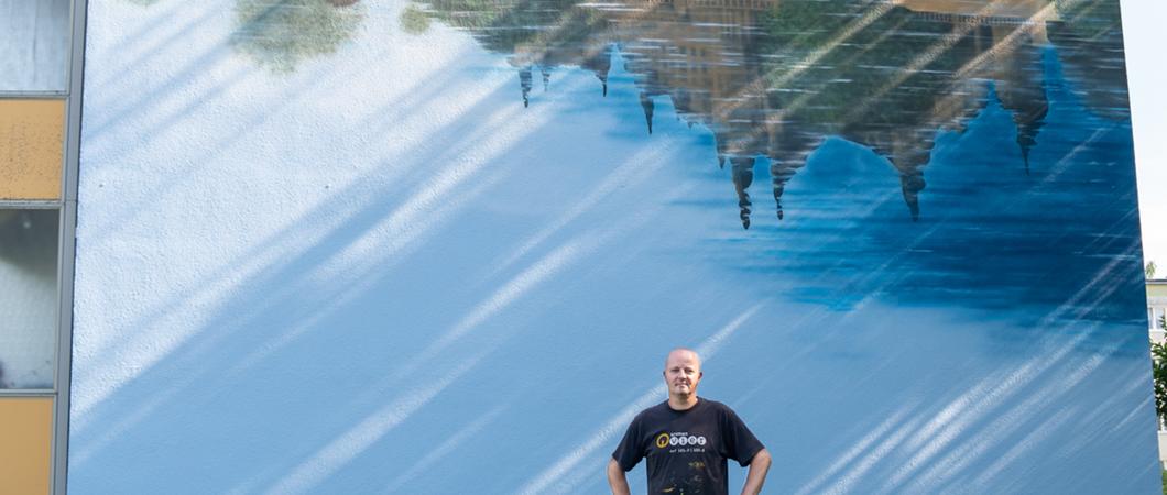 Kai Ahrendt vor dem neuen Wandbild an der Kreuzung Gadebuscher/Ratzeburger Straße