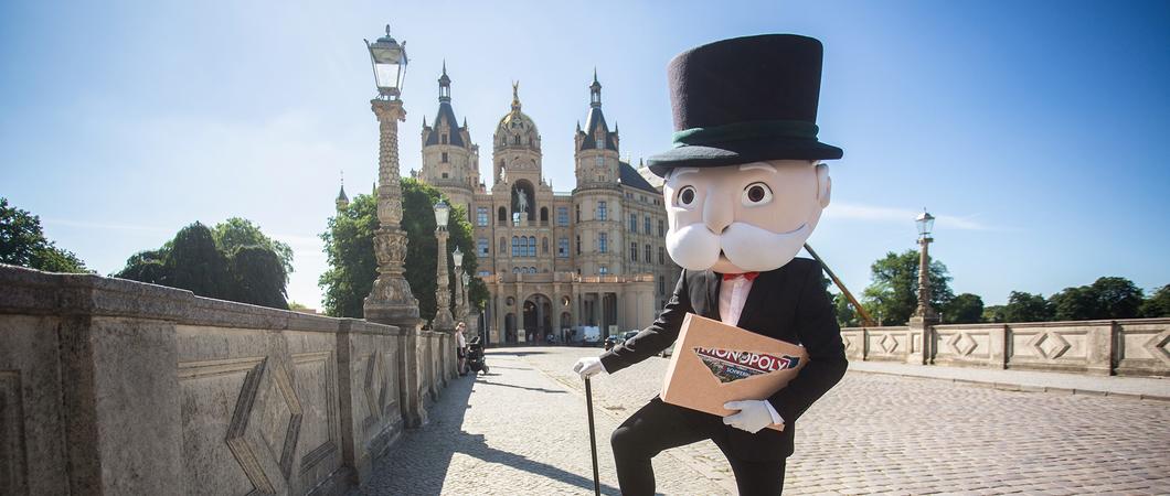 Es wird Zeit: Schwerin bekommt endlich eine Monopoly Edition. Pünktlich zum Frühjahr 2023 soll die Schwerin-Ausgabe des beliebtesten Brettspiels der Welt erhältlich sein. Hinter den Kulissen laufen die Vorbereitungen bereits auf Hochtouren.