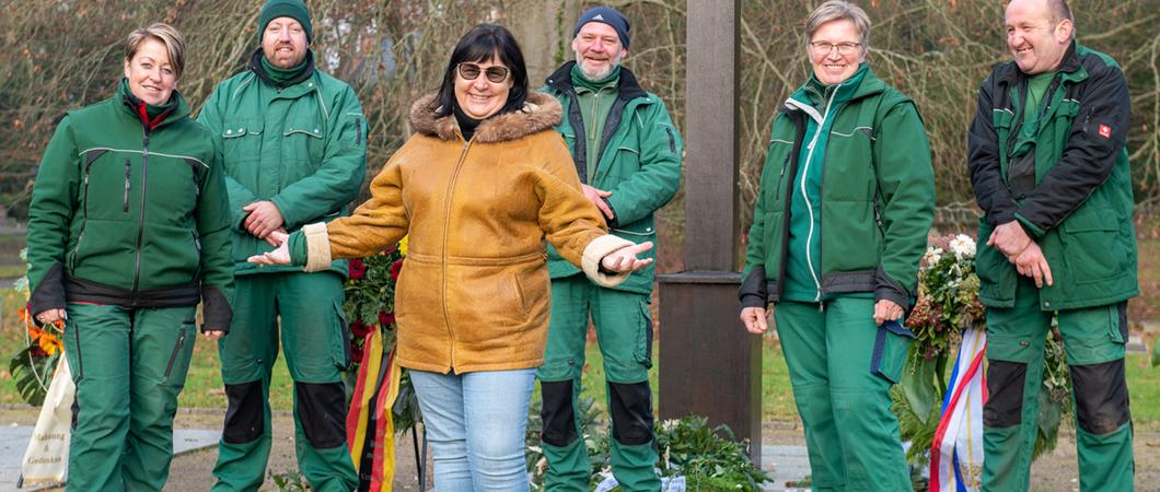 Die Mitarbeiterinnen und Mitarbeiter auf dem Alten Friedhof verabschieden Martina Stanelle (Mitte) in den Ruhestand