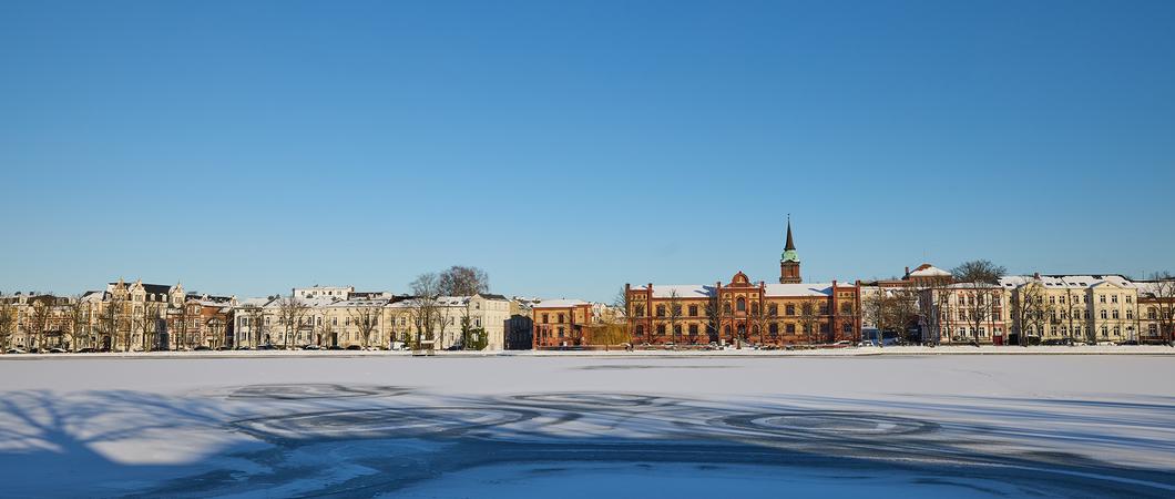 Das filmreife Schwerin ist Thema eines Stadtrundgangs. Die Fachhochschule des Mittelstandes steht dabei auch auf dem Programm