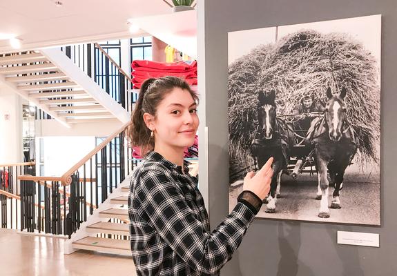 Der Name Kressmann steht in Schwerin für mehr als aktuelle und exquisite Bekleidung. Das Modehaus lädt regelmäßig zu Veranstaltungen ein oder präsentiert Ausstellungen. Eine davon ist von Lena Sonnenberg vorbereitet worden.