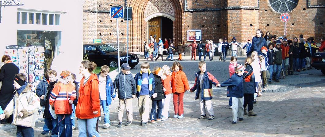 Anlässlich des 25-jährigen Bestehens lädt die Schweriner Montessori- Schule am 27. August ehemalige Schülerinnen und Schüler zu einem Schulfest auf ihren Schulhof ein.