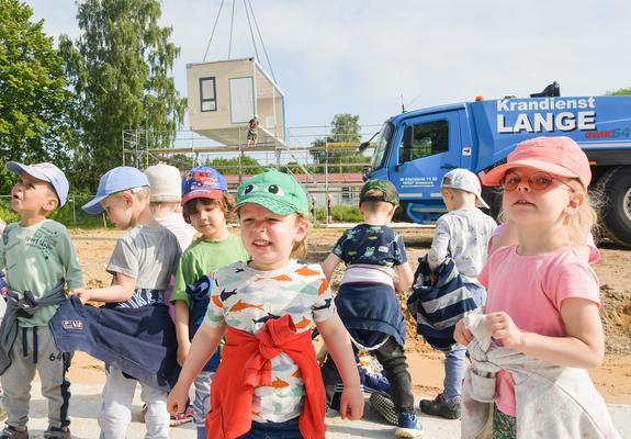 Viele Kinder kamen zur kleinen Feier, die auch liebevoll „Jungfernflug“ oder „Modulfest“ genannt wurde. Dabei testeten sie schon einmal, wie sich ein Baustellenhelm anfühlt.