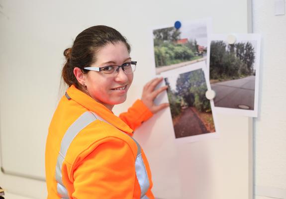 Vivien Zähle bei der Sichtung von Fotos mit störendem Wildwuchs