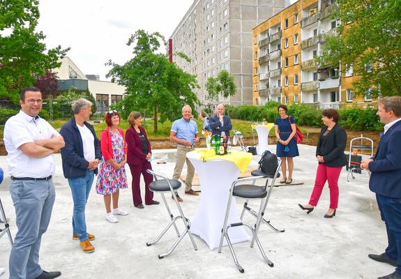 Im Stadtteil Mueßer Holz entsteht ein neues Hortgebäude für die Grundschule „Campus am Turm“. Die Baumaßnahme hat im Frühling dieses Jahres begonnen und soll voraussichtlich noch im Dezember 2021 fertiggestellt werden.