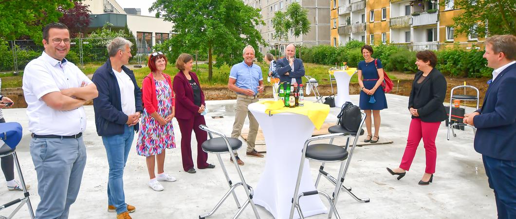 Im Stadtteil Mueßer Holz entsteht ein neues Hortgebäude für die Grundschule „Campus am Turm“. Die Baumaßnahme hat im Frühling dieses Jahres begonnen und soll voraussichtlich noch im Dezember 2021 fertiggestellt werden.