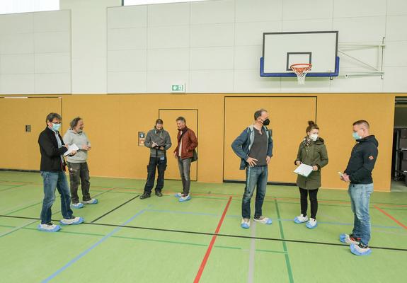 Nach nur einem Jahr ist die neue Dreifeldhalle fertig – und kann sich sehen lassen. Fristgerecht übergaben die Mitarbeiter der Niederlassung Rostock der Firma Goldbeck Nordost GmbH die Sporthalle an die Landeshauptstadt.