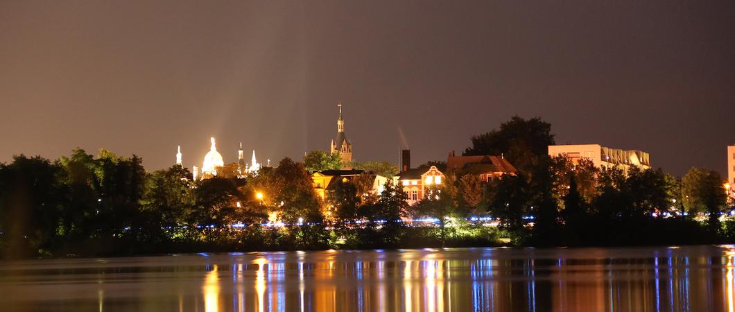 Ob die Stadt im kommenden Herbst und Winter weniger hell erleuchtet wird als auf diesem Bild, oder wo sonst noch Energie gespart werden kann, ist in der Diskussion, Foto: maxpress