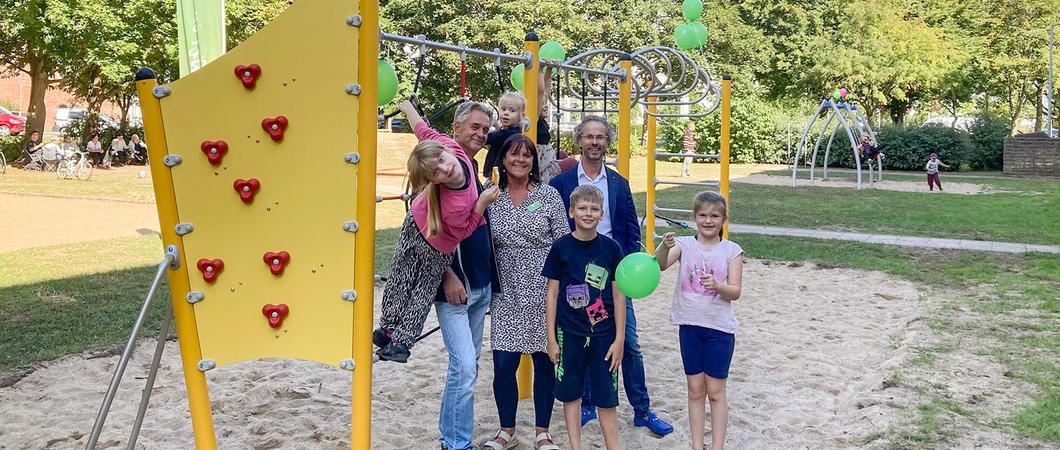 Fred Schult, Technischer Koordinator (hinten l.) bei der WGS, Kundenbetreuerin Silvia Wiegratz (Mitte) und Mietercenter-Leiter Dany Neuwirth (hinten r.) weihten die neuen Spielgeräte mit den Kindern ein