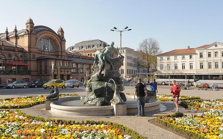 Skulptur-Denkmal-Rettung-aus-Seenot-Grunthalplatz-Schwerin c maxpress content 1