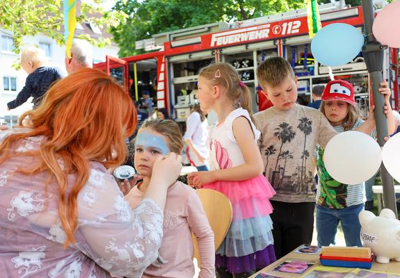 Das Wetter passte und die Kirschbäume auf dem weitläufigen Gelände der Kita Kirschblüte ließen ihre Blütenblätter leuchten – besser hätten die Bedingungen beim diesjährigen Fest der Einrichtung der Kita gGmbh nicht sein können.