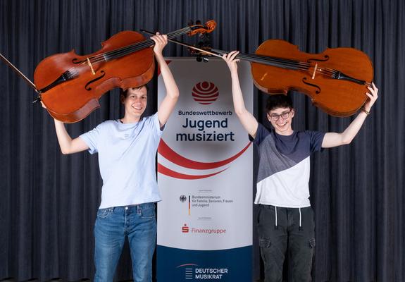 Die Aufregung steigt und die Vorfreude ist groß: über Pfingsten machen sich siebzehn Schülerinnen und Schüler des Konservatoriums Schwerin und der Musik- und Kunstschule ATARAXIA e. V. auf den Weg nach Zwickau zum Bundeswettbewerb Jugend musiziert.