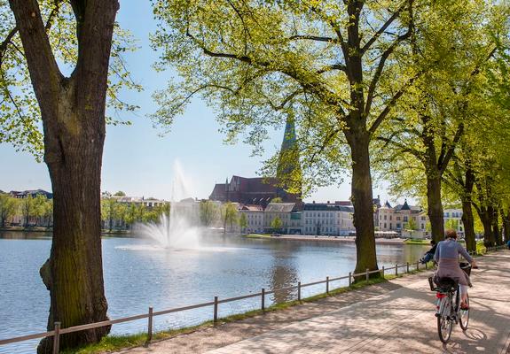 Bei der Fontäne am Pfaffenteich ist die Pumpe für den Außenkranz defekt und wurde ausgebaut.