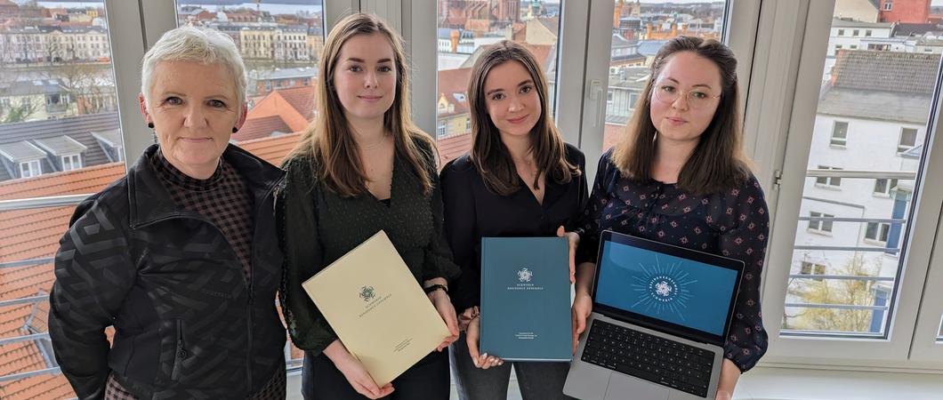 V.l.n.r. Prof. Hanka Polkehn und die Studentinnen Celin Brussel, Marie-Louise Windrum und Iris Groneick, Foto: LHS/Ulrike Auge