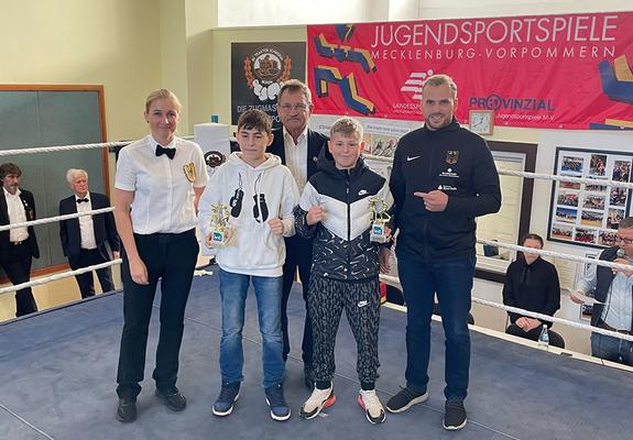 Lionel Rizzo (2.v.r.) freut sich über die Auszeichnung als bester Nachwuchsboxer in der Altersklasse U13, Foto: Boxclub TRAKTOR Schwerin