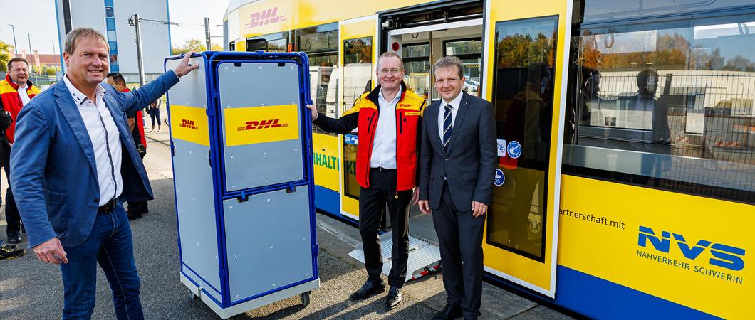 NVS-Geschäftsführer Wilfried Eisenberg, Niederlassungsleiter der Deutschen Post für MV Wilfried Schumann und OB Rico Badenschier starteten den Pakettransport per Paketstraßenbahn in Schwerin