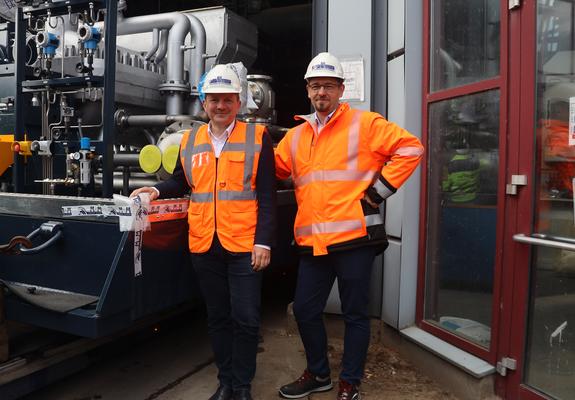 Mit dem heutigen Einbau der Dampfturbine ist die letzte Großkomponente in die Halle des grundlegend modernisierten Heizkraftwerkes der Stadtwerke Schwerin am Standort Pampower Straße eingezogen.