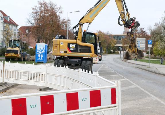 Die seit Samstag aufgrund der Havarie einer Abwasserdruckleitung in Höhe des Ärztehauses voll gesperrte Graf-Schack-Allee wird voraussichtlich am kommenden Samstagmittag wieder für den beidseitigen Verkehr freigeben werden.