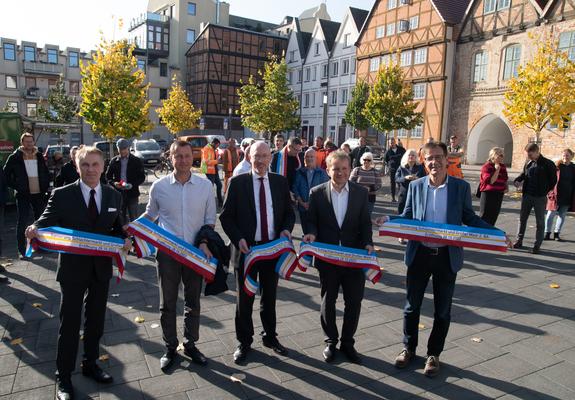 Thomas Maync von der Firma TuK, Innenminister Christian Pegel, OB Rico Badenschier und Baudezernent Bernd Nottebaum gaben heute den Schlachtermarkt und den zweiten Bauabschnitt Großer Moor offiziell für den Verkehr frei