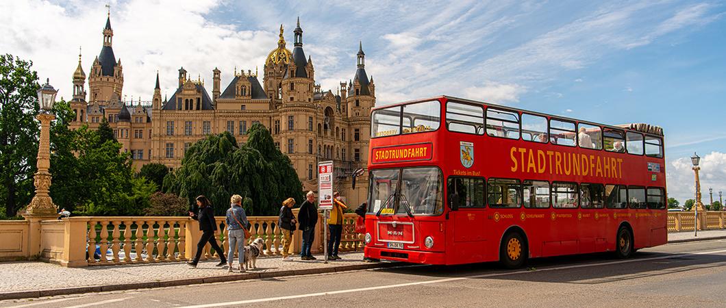 Schwerin-Stadtrundfahrt-Roter-Doppeldecker C maxpress haupt