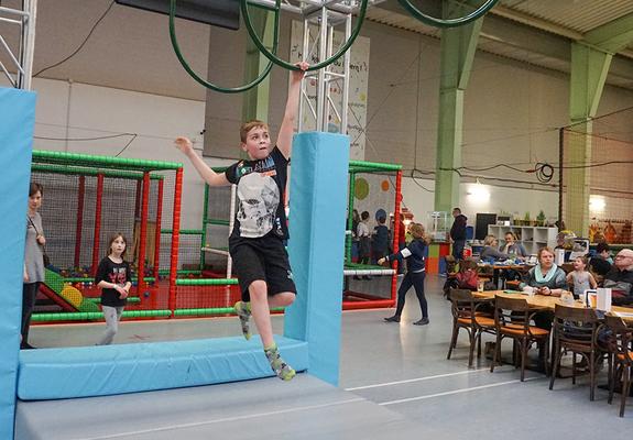 Ob Elektro-Kartbahn, Ninja-Warrior-Parcours oder wildes Turnen auf Rutsche und Trampolin sowie zwischen Riesenbausteinen – die 13 Kinder kamen beim WGS-Ausflug ins belassimo aus dem Lachen und Toben nicht mehr heraus