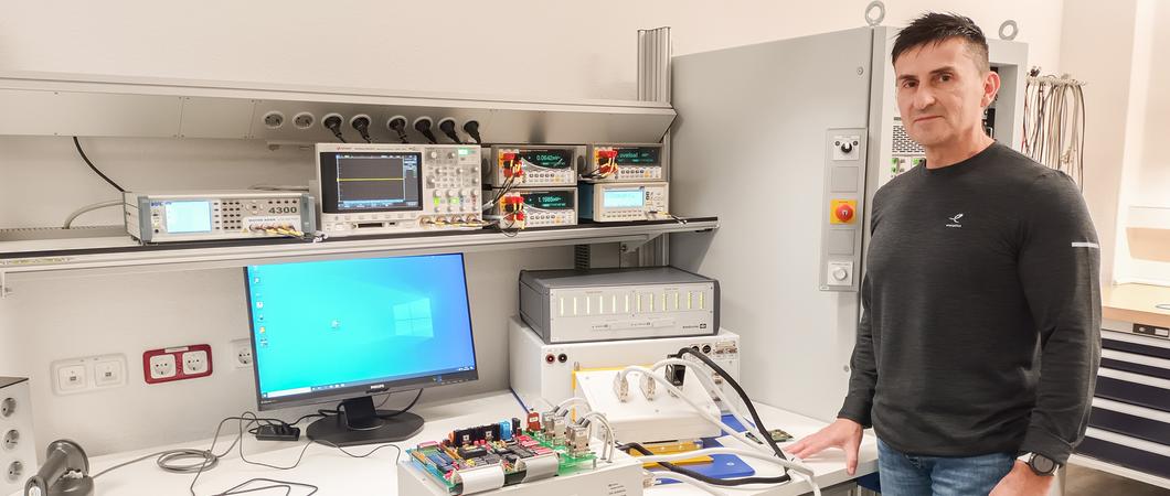 Ob die Türsteuerung einwandfrei funktioniert, die elektroakustische Anlage für Ansagen ihren Dienst tut oder auch die Fahrsignale und der Antrieb rund laufen, regeln sogenannte Steuereinheiten.