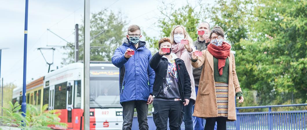 Seit vergangenem Jahr haben 600 Mitarbeiter die Möglichkeit, Busse und Straßenbahnen im Stadtbereich kostenfrei zu nutzen