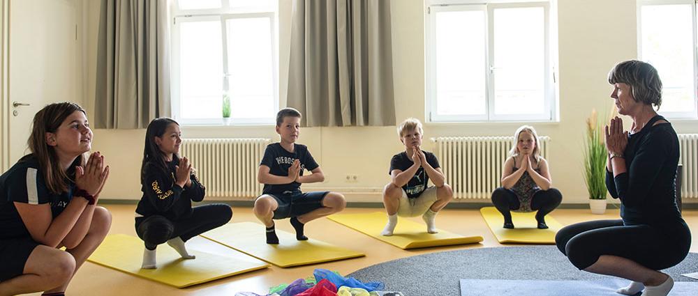 Hockey, Tischtennis und Kegeln sind nur einige der Sportarten, die die Kinder bei den Paulsstädter Fritzen ausprobieren können. Heute sind Staffelspiele dran.