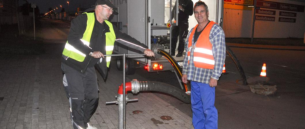 In jedem Jahr reinigt die WAG einen etwa 40 Kilometer langen Abschnitt des über 370 Kilometer langen Schweriner Versorgungsnetzes. Trinkwasser in hoher Fließgeschwindigkeit spült natürlich vorkommende Schwebeteilchen aus den Leitungen.