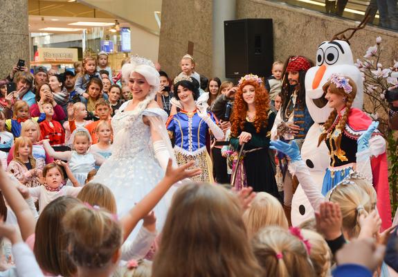 Im Schlosspark-Center laufen die Vorbereitungen für das Fest der Liebe auf Hochtouren. Bereits Anfang November startete der Aufbau der aufwändigen und liebevoll gestalteten Weihnachtsdekoration.