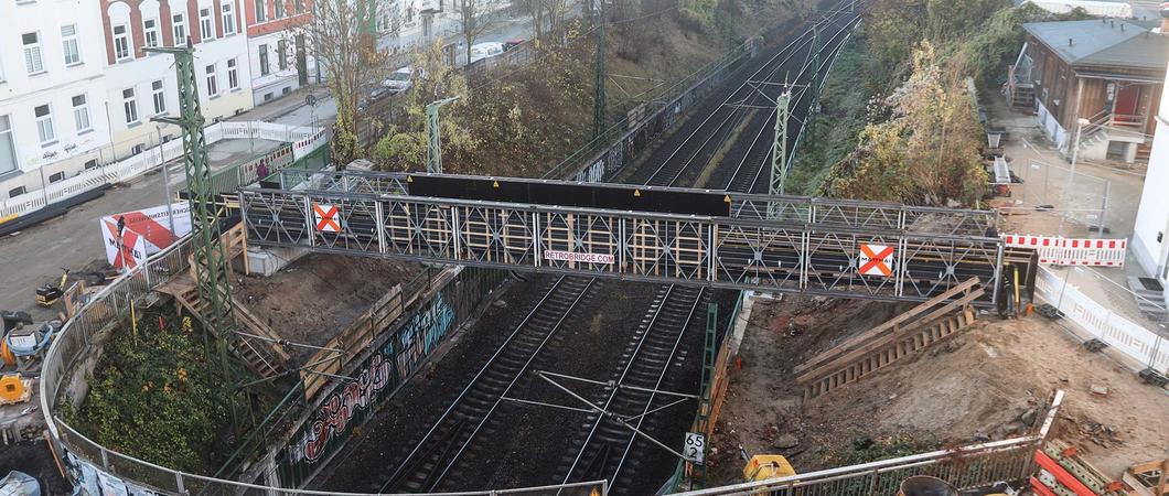 Es ist von weitem schon zu sehen, das riesige orange Bohrgerät an der Baustelle Wallstraße. Dieses wird benötigt, um die Baugrube für den Medienkanal zu sichern – für die Fachleute auf der Baustelle eine technische Herausforderung der nächsten Monate.