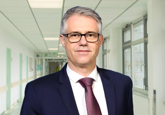 Die Besetzung der offenen Vakanzen im Krankenhaus geht weiter voran. Dr. Daniel Schmitz kommt als neuer Chef- arzt aus Mannheim in die Siebenseenstadt.