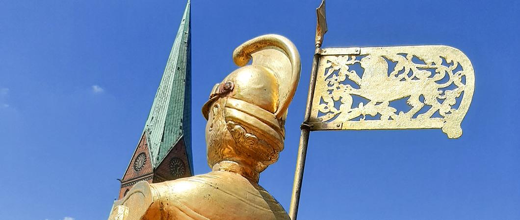 Seit Mitte Oktober schimmert er nach der Restaurierung mit neuem wetterfesten Blattgold wieder auf der mittleren Zinne des Rathauses. Restauratorin Andrea Grund verhalf dem Goldenen Reiter im Auftrag des ZGM zu neuem Glanz.